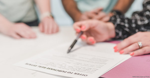 Immobilienkauf - Käufer und Verkäufer unterzeichnen im Notartermin gemeinsam einen Immobilienkaufvertrag